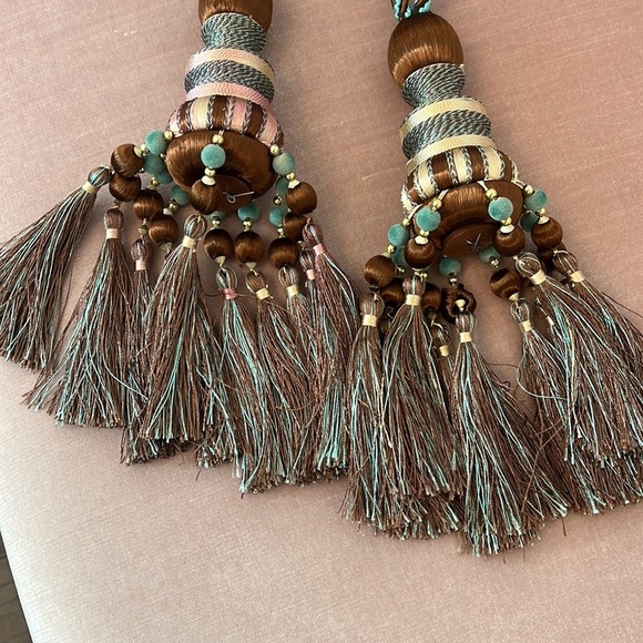 SET OF 2 DRAPE TIES WITH TASSELS - Picture 9 of 17